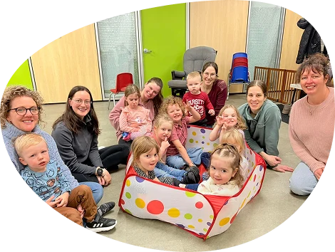 Photo de groupe personnel et enfant assis au solMaison de la famille Chutes-Chaudière